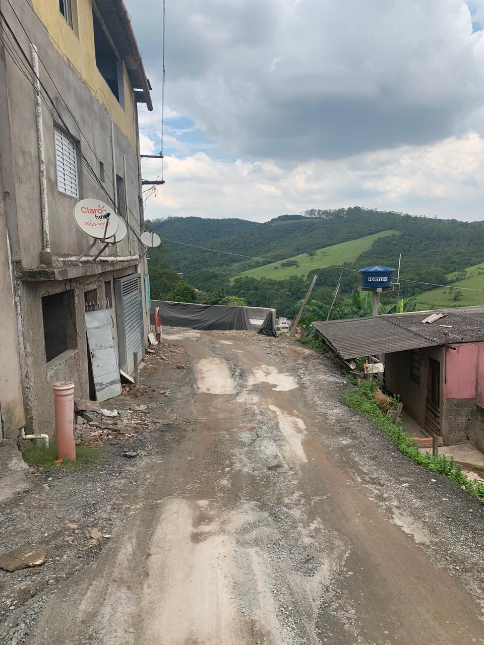 rua que contorna a beira do morro corria risco de deslizamento. Parede de concreto que está sendo erguida na beirada visa dar proteção.